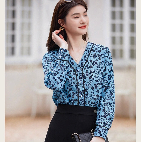 【ジョーゼットシルク100%】Vネック エレガントブルーのプリント柄　長袖ブラウス【秋春】ブルー 3枚目の画像