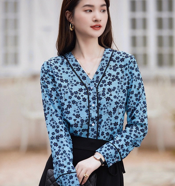 【ジョーゼットシルク100%】Vネック エレガントブルーのプリント柄　長袖ブラウス【秋春】ブルー 1枚目の画像