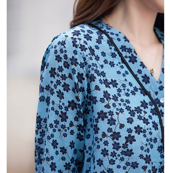 【ジョーゼットシルク100%】Vネック エレガントブルーのプリント柄　長袖ブラウス【秋春】ブルー 5枚目の画像