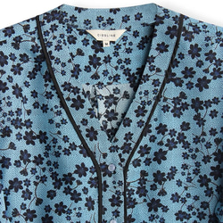 【ジョーゼットシルク100%】Vネック エレガントブルーのプリント柄　長袖ブラウス【秋春】ブルー 7枚目の画像