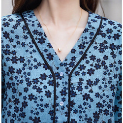 【ジョーゼットシルク100%】Vネック エレガントブルーのプリント柄　長袖ブラウス【秋春】ブルー 4枚目の画像