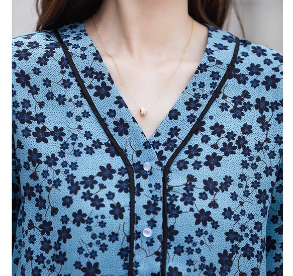 【ジョーゼットシルク100%】Vネック エレガントブルーのプリント柄　長袖ブラウス【秋春】ブルー 4枚目の画像