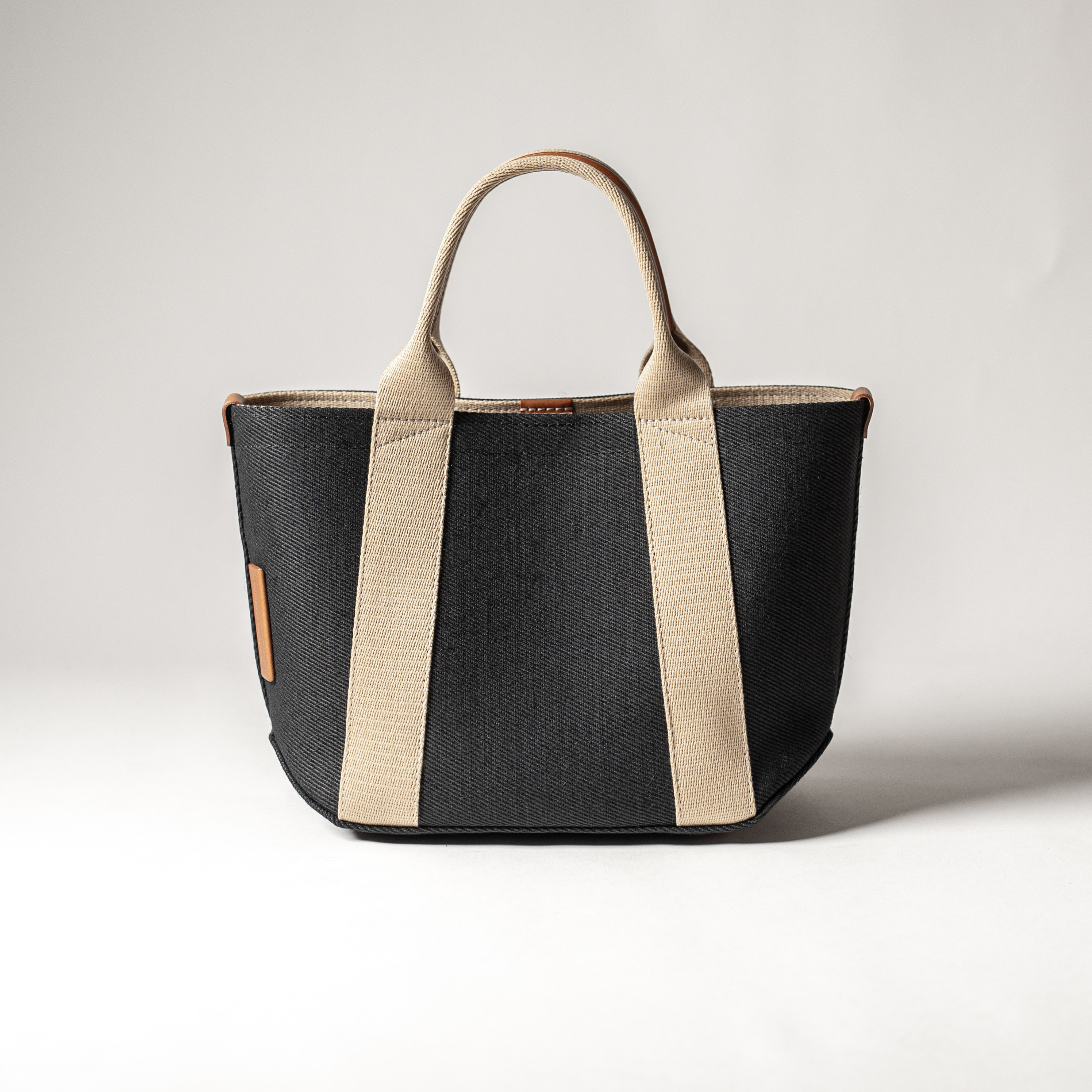 【秋冬限定カラー】倉敷の綿麻帆布とヌメ革で仕立てた 丈夫で軽量なトートS ＜ブラック×ベージュ バイカラー＞