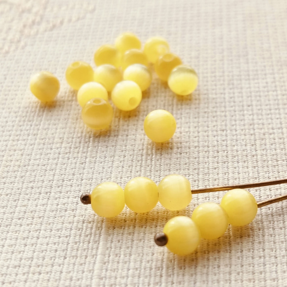 小さな黄色の実　ガラスビーズ　4mm 20個 2枚目の画像