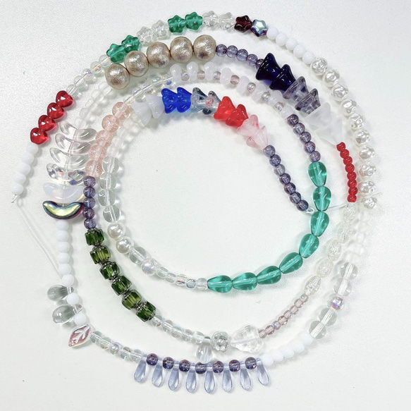 【現品限り】チェコデザインビーズ まとめ売りクリスマスカラー100cm 1連⑦ 1枚目の画像