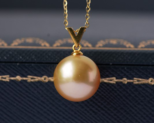 ルミナ 11～12mm天然南洋ゴールドパールペンダント。18KゴールドネックレスのV字型留め具付き。無染色で高輝度のパールを使用