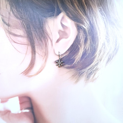 ＊キラキラ銀色に輝く雪の結晶のピアス（イヤリングに変更可）＊サージカルステンレス 5枚目の画像