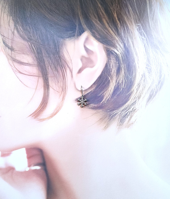 ＊キラキラ銀色に輝く雪の結晶のピアス（イヤリングに変更可）＊サージカルステンレス 5枚目の画像