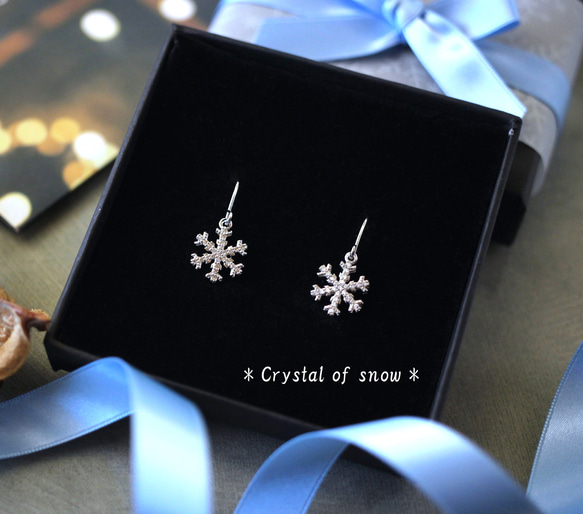 ＊キラキラ銀色に輝く雪の結晶のピアス（イヤリングに変更可）＊サージカルステンレス 1枚目の画像