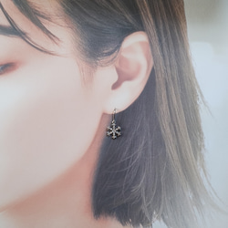 ＊キラキラ銀色に輝く雪の結晶のピアス（イヤリングに変更可）＊サージカルステンレス 4枚目の画像