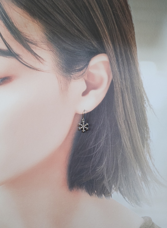 ＊キラキラ銀色に輝く雪の結晶のピアス（イヤリングに変更可）＊サージカルステンレス 4枚目の画像