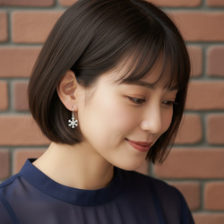 ＊キラキラ銀色に輝く雪の結晶のピアス（イヤリングに変更可）＊サージカルステンレス 2枚目の画像