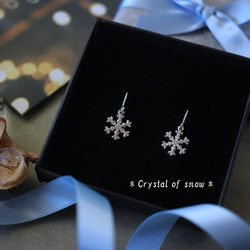 ＊キラキラ銀色に輝く雪の結晶のピアス（イヤリングに変更可）＊サージカルステンレス 3枚目の画像