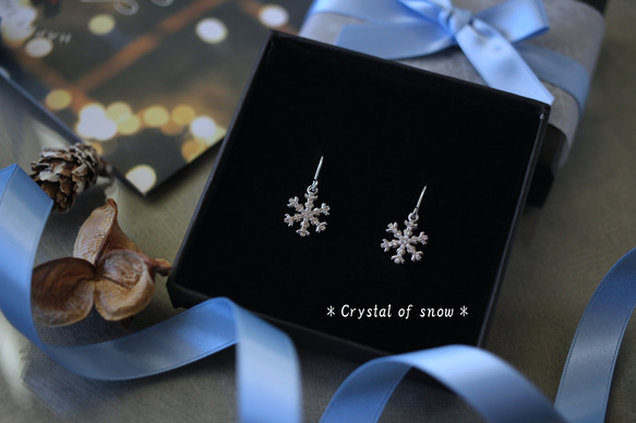 ＊キラキラ銀色に輝く雪の結晶のピアス（イヤリングに変更可）＊サージカルステンレス 3枚目の画像