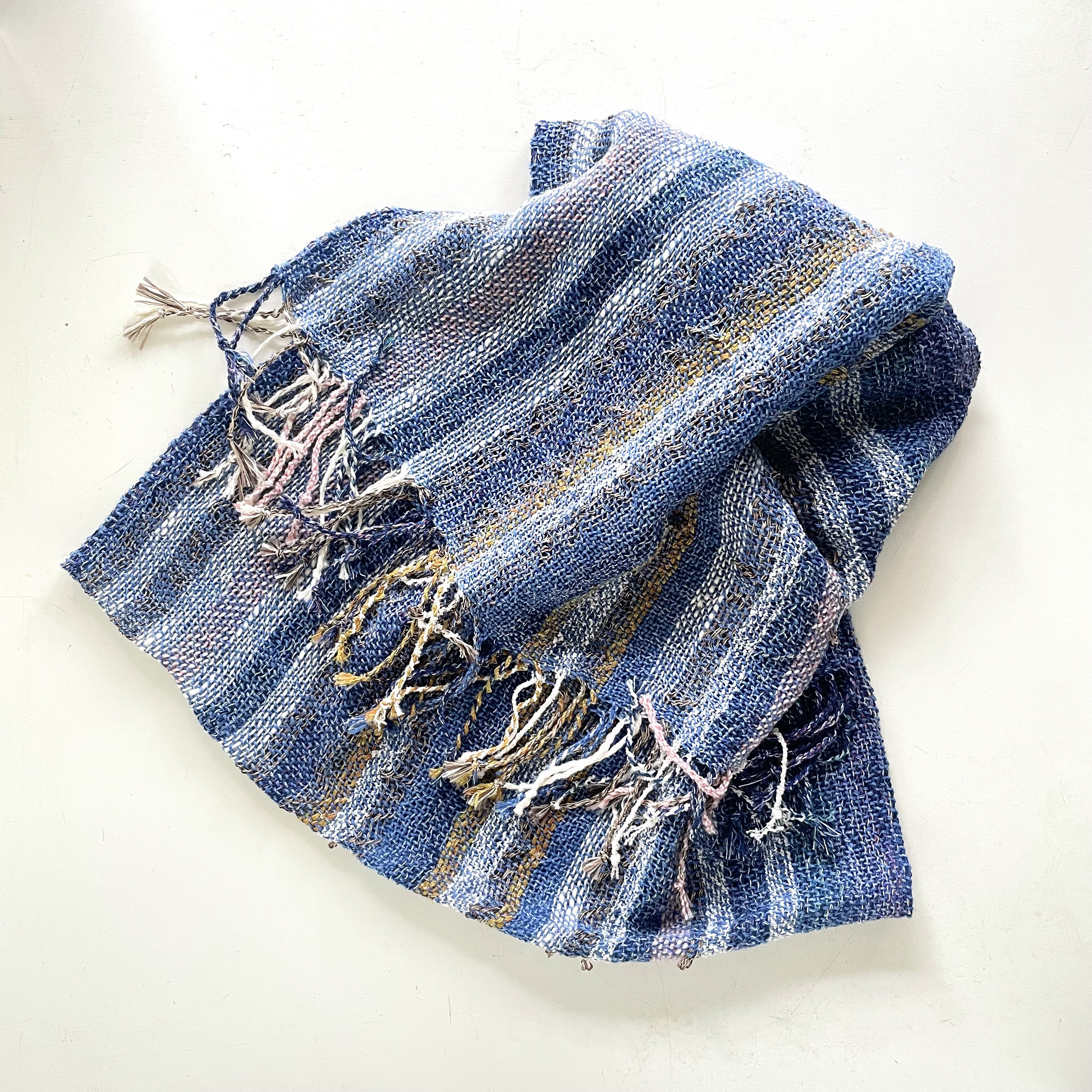手織りのストール～ネイビー