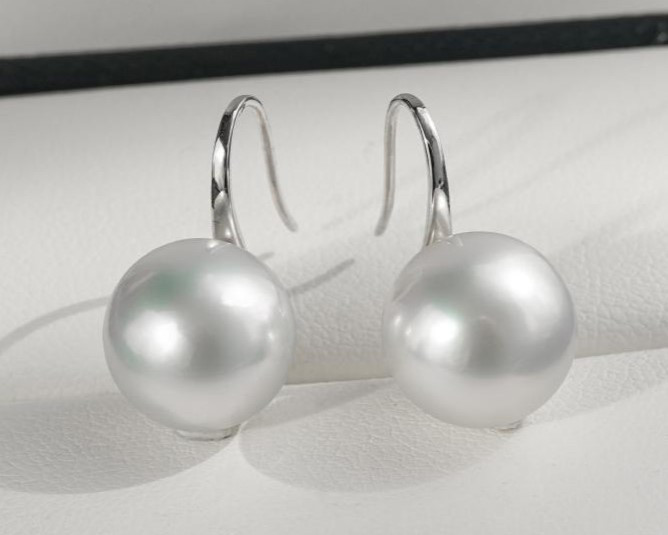 ルミナ9～10mmの天然アコヤ真珠を使用した、18金製のハイヒールフック付きイヤリング。シンプルでスタイリッシュなグレーブルーの