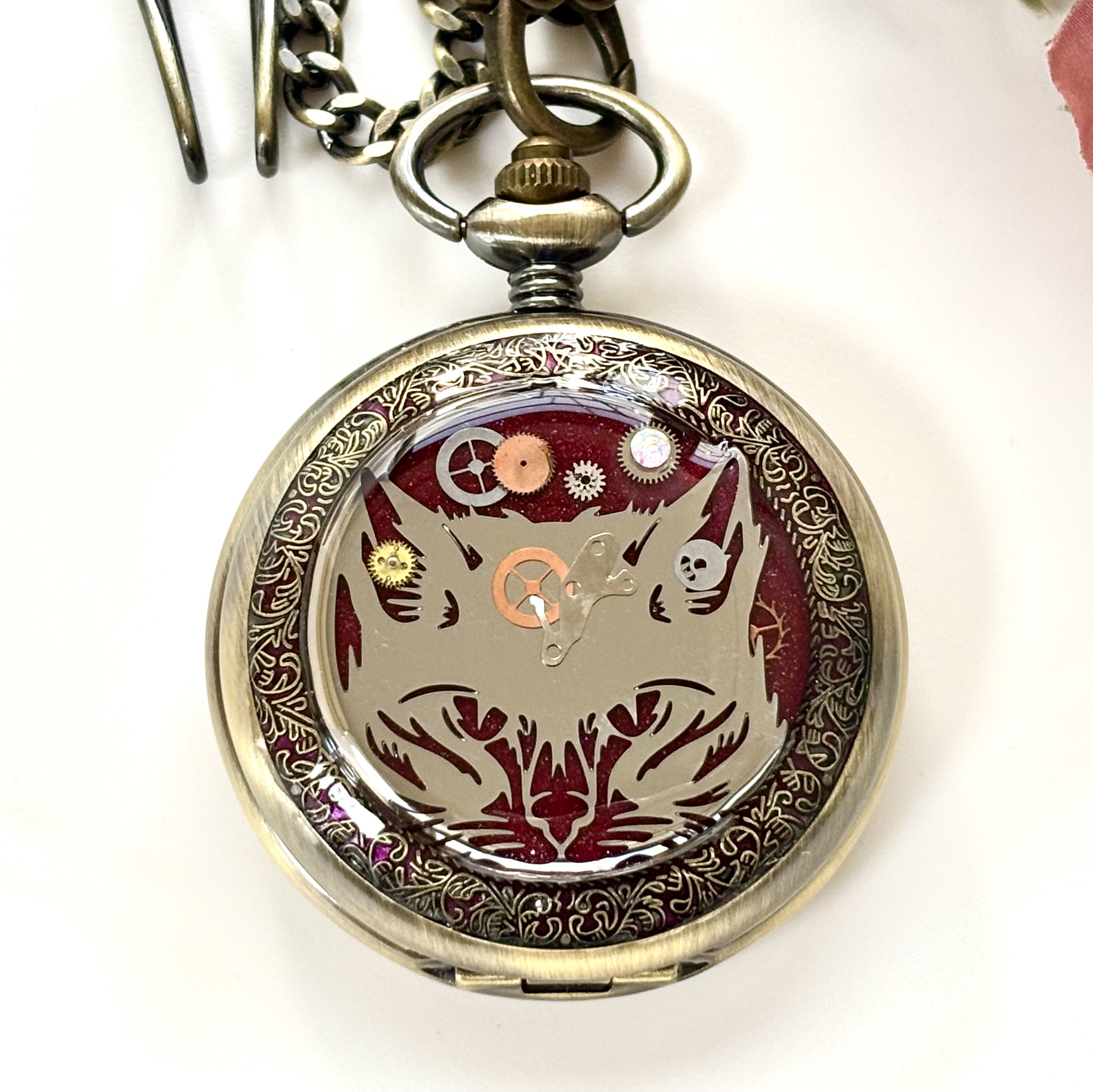 レジン　見つめる猫　アンティーク　ネジ巻き式懐中時計　ワイン