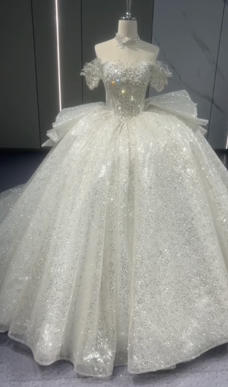 憧れのドレス　オフショルダー　二の腕カバー　たっぷりなラメ　スパコール　プリンセスライン　ウェディングドレス韓国風前撮り