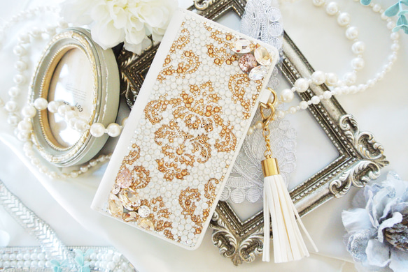 手帳型iPhone17proスワロフスキー ダマスクビ ジューゴールドデコレーションスマホケース 1枚目の画像