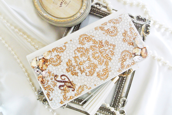 手帳型iPhone17proスワロフスキー ダマスクビ ジューゴールドデコレーションスマホケース 2枚目の画像