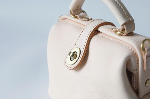 【柔らかいヌメ革】フラットタイプのがま口バッグ 手作りのレザーショルダーバッグ　2WAY 中型鞄 8枚目の画像