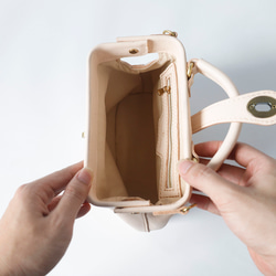 【柔らかいヌメ革】フラットタイプのがま口バッグ 手作りのレザーショルダーバッグ　2WAY 中型鞄 14枚目の画像