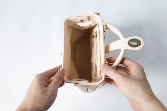 【柔らかいヌメ革】フラットタイプのがま口バッグ 手作りのレザーショルダーバッグ　2WAY 中型鞄 14枚目の画像