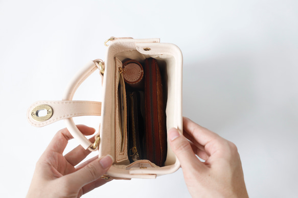 【柔らかいヌメ革】フラットタイプのがま口バッグ 手作りのレザーショルダーバッグ　2WAY 中型鞄 15枚目の画像