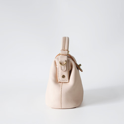 【柔らかいヌメ革】フラットタイプのがま口バッグ 手作りのレザーショルダーバッグ　2WAY 中型鞄 7枚目の画像