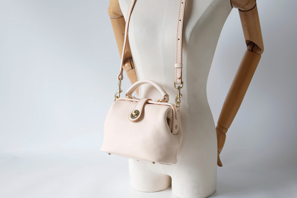 【柔らかいヌメ革】フラットタイプのがま口バッグ 手作りのレザーショルダーバッグ　2WAY 中型鞄 18枚目の画像