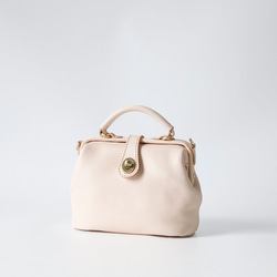 【柔らかいヌメ革】フラットタイプのがま口バッグ 手作りのレザーショルダーバッグ　2WAY 中型鞄 1枚目の画像