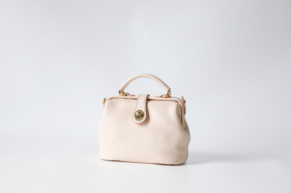 【柔らかいヌメ革】フラットタイプのがま口バッグ 手作りのレザーショルダーバッグ　2WAY 中型鞄 1枚目の画像