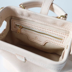 【柔らかいヌメ革】フラットタイプのがま口バッグ 手作りのレザーショルダーバッグ　2WAY 中型鞄 13枚目の画像