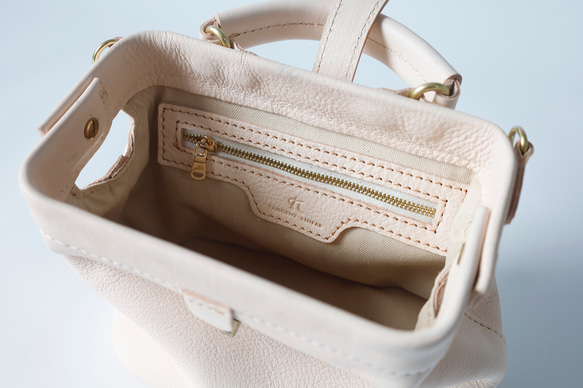 【柔らかいヌメ革】フラットタイプのがま口バッグ 手作りのレザーショルダーバッグ　2WAY 中型鞄 13枚目の画像