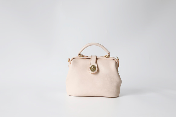 【柔らかいヌメ革】フラットタイプのがま口バッグ 手作りのレザーショルダーバッグ　2WAY 中型鞄 2枚目の画像