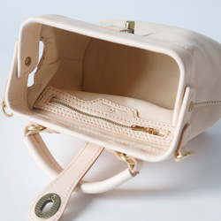 【柔らかいヌメ革】フラットタイプのがま口バッグ 手作りのレザーショルダーバッグ　2WAY 中型鞄 12枚目の画像