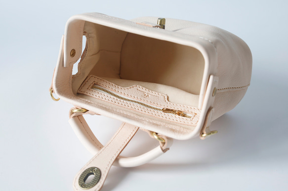 【柔らかいヌメ革】フラットタイプのがま口バッグ 手作りのレザーショルダーバッグ　2WAY 中型鞄 12枚目の画像