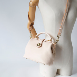 【柔らかいヌメ革】フラットタイプのがま口バッグ 手作りのレザーショルダーバッグ　2WAY 中型鞄 4枚目の画像