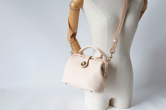 【柔らかいヌメ革】フラットタイプのがま口バッグ 手作りのレザーショルダーバッグ　2WAY 中型鞄 4枚目の画像