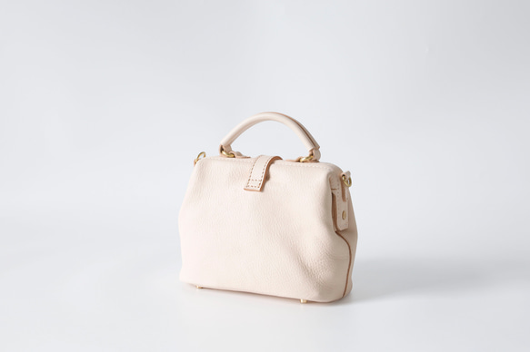 【柔らかいヌメ革】フラットタイプのがま口バッグ 手作りのレザーショルダーバッグ　2WAY 中型鞄 3枚目の画像