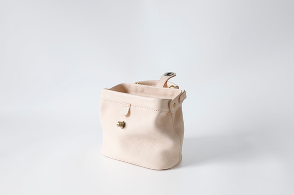 【柔らかいヌメ革】フラットタイプのがま口バッグ 手作りのレザーショルダーバッグ　2WAY 中型鞄 11枚目の画像