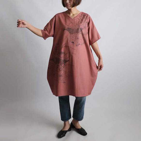 新作　芸術の秋　手描きART　和画衣　”蓮は泥より出でて泥に染まらず”　一枚布　ワンピース K40 3枚目の画像