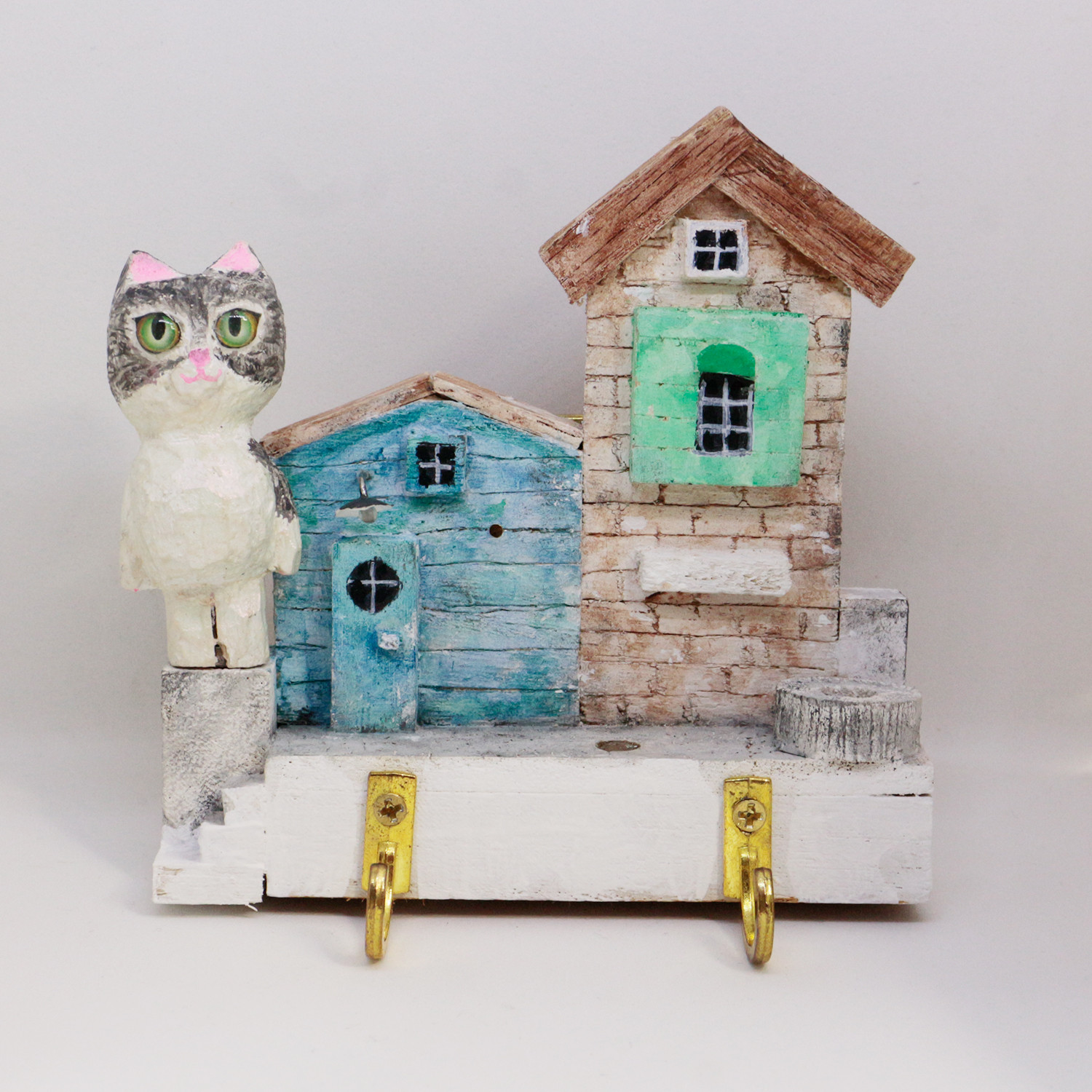 猫とミニチュア　ハウス　田舎町の井戸のある家