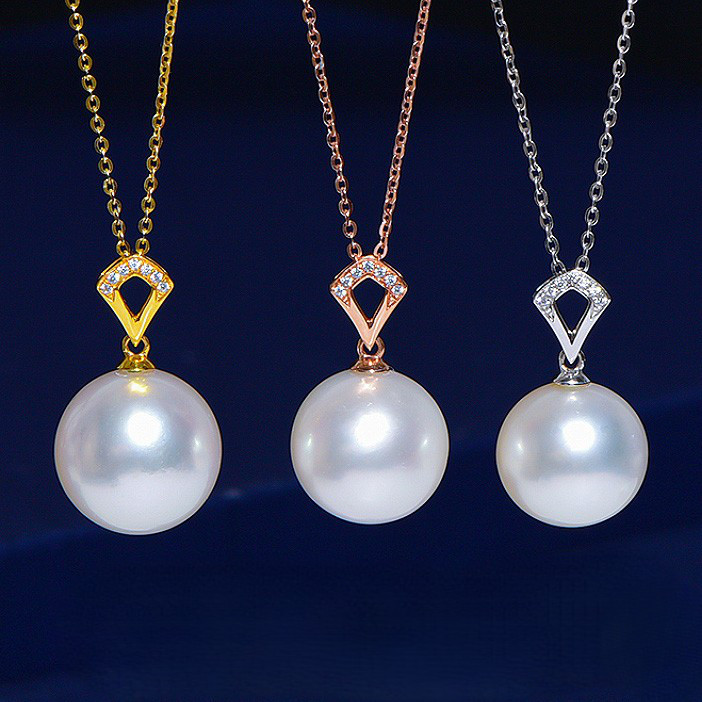 ルミナ9～14mm天然ホワイト海水真珠ペンダント（18Kゴールド）。シンプル、スタイリッシュ、エレガント。普段使いにぴったりの万