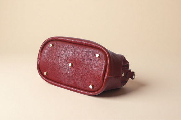 【柔らかいヌメ革】フラットタイプのがま口バッグ 手作りのレザーショルダーバッグ　2WAY 中型鞄 5枚目の画像