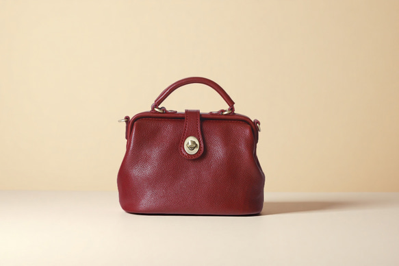 【柔らかいヌメ革】フラットタイプのがま口バッグ 手作りのレザーショルダーバッグ　2WAY 中型鞄 1枚目の画像