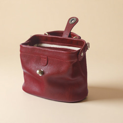 【柔らかいヌメ革】フラットタイプのがま口バッグ 手作りのレザーショルダーバッグ　2WAY 中型鞄 8枚目の画像