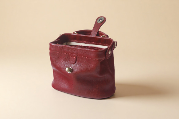 【柔らかいヌメ革】フラットタイプのがま口バッグ 手作りのレザーショルダーバッグ　2WAY 中型鞄 8枚目の画像