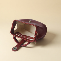 【柔らかいヌメ革】フラットタイプのがま口バッグ 手作りのレザーショルダーバッグ　2WAY 中型鞄 9枚目の画像