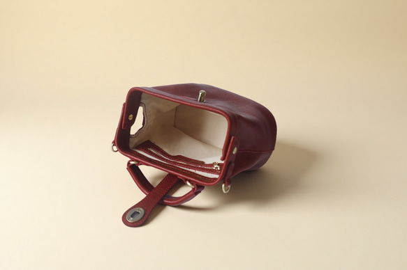 【柔らかいヌメ革】フラットタイプのがま口バッグ 手作りのレザーショルダーバッグ　2WAY 中型鞄 9枚目の画像